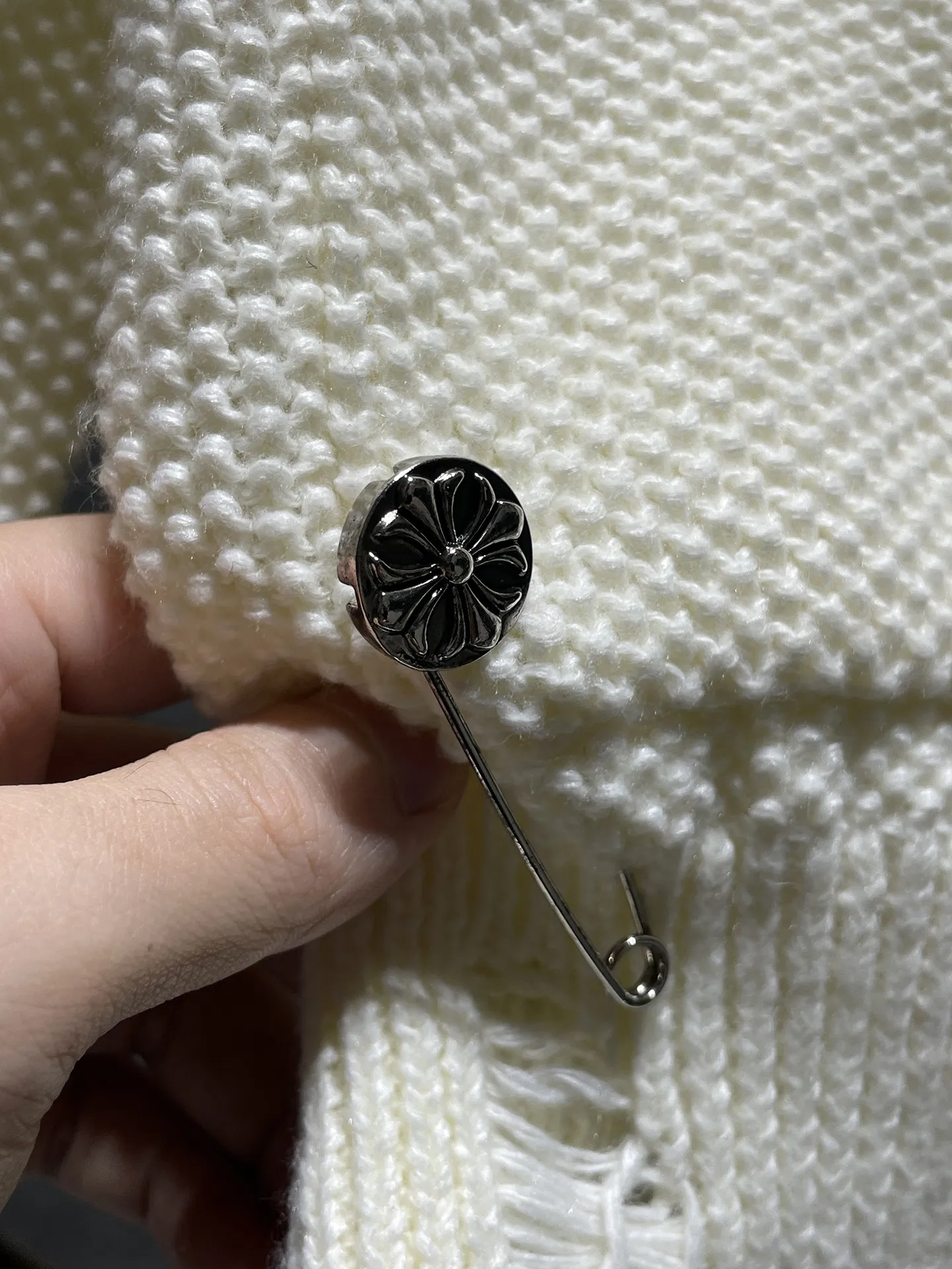 P296 Chrome Hearts sweater series Banana collar wool and leather silver button cardigan Single-breasted placket design All made of leather webbing Customized Chrome Hearts hardware buttons ➕ Leather logo embroidery on the chest Selected high-quality wool and 100% pure cotton knitted fabrics Not the ordinary version on the market! ! Recommended colors: black, white, gray Size: S, M, L, XL